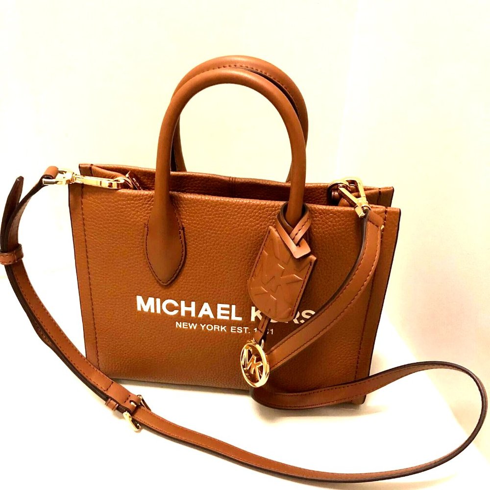 "🌟 Michael Kors Small Luggage Crossbody: Chic Sophistication! 👜"